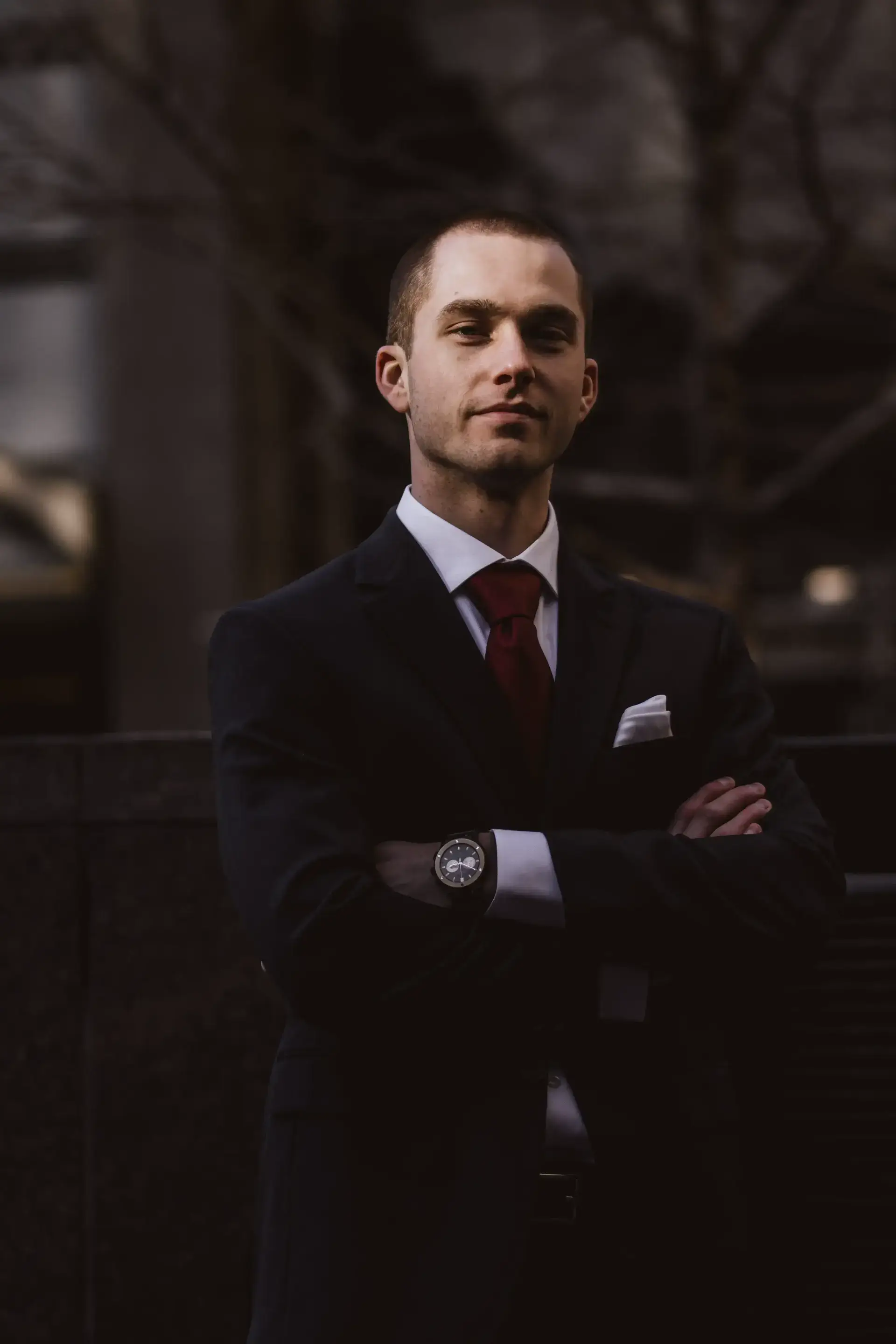 Photo d'un homme en costume cravate employé dans une entreprise