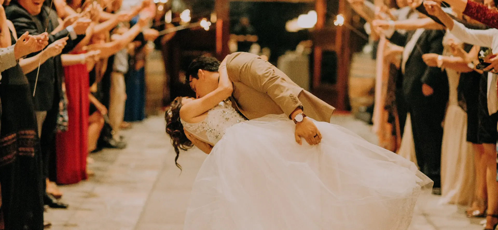 Un couple dansant à leur mariage
